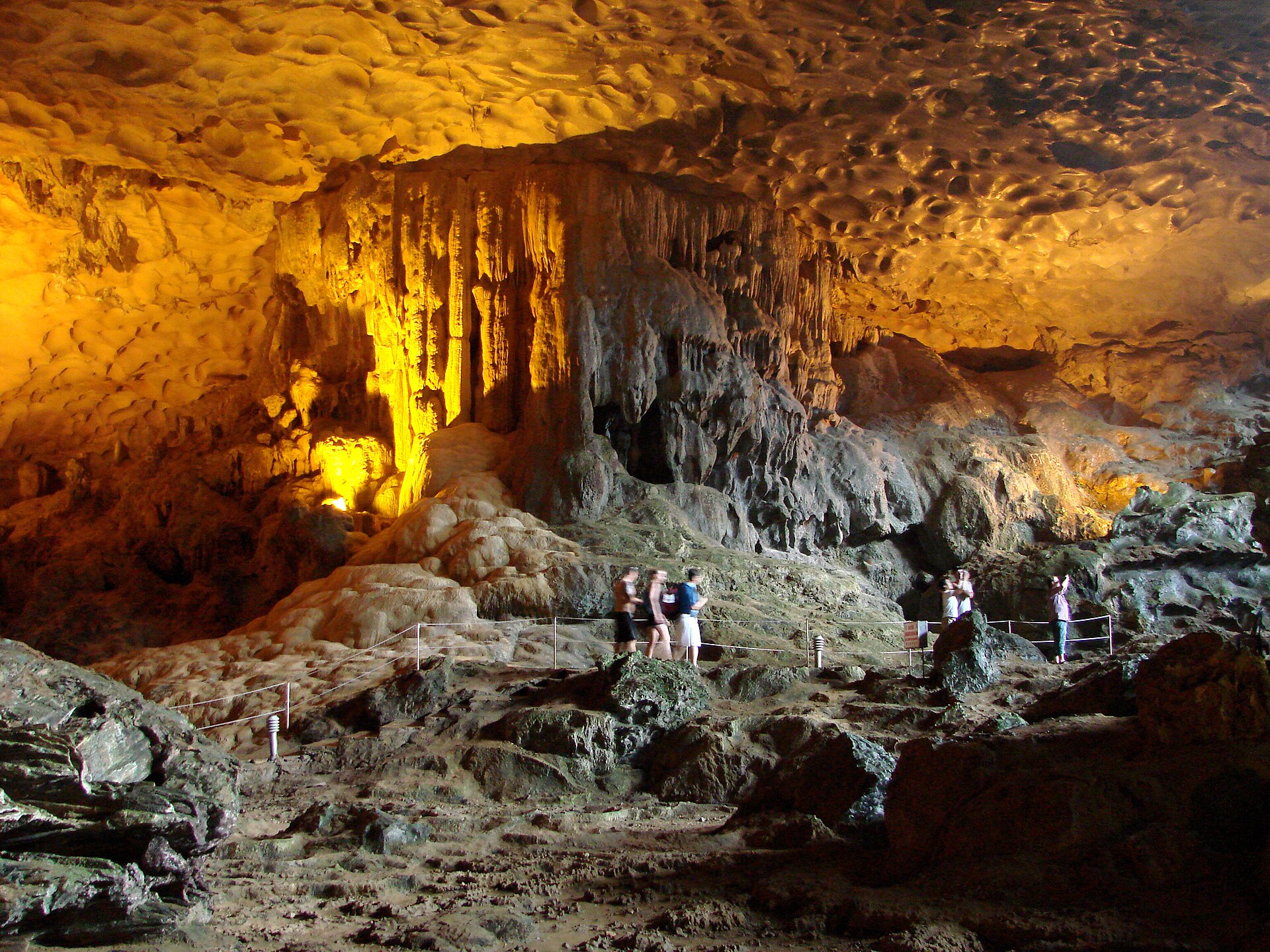 Concrétions illuminées de la grotte Sung Sot