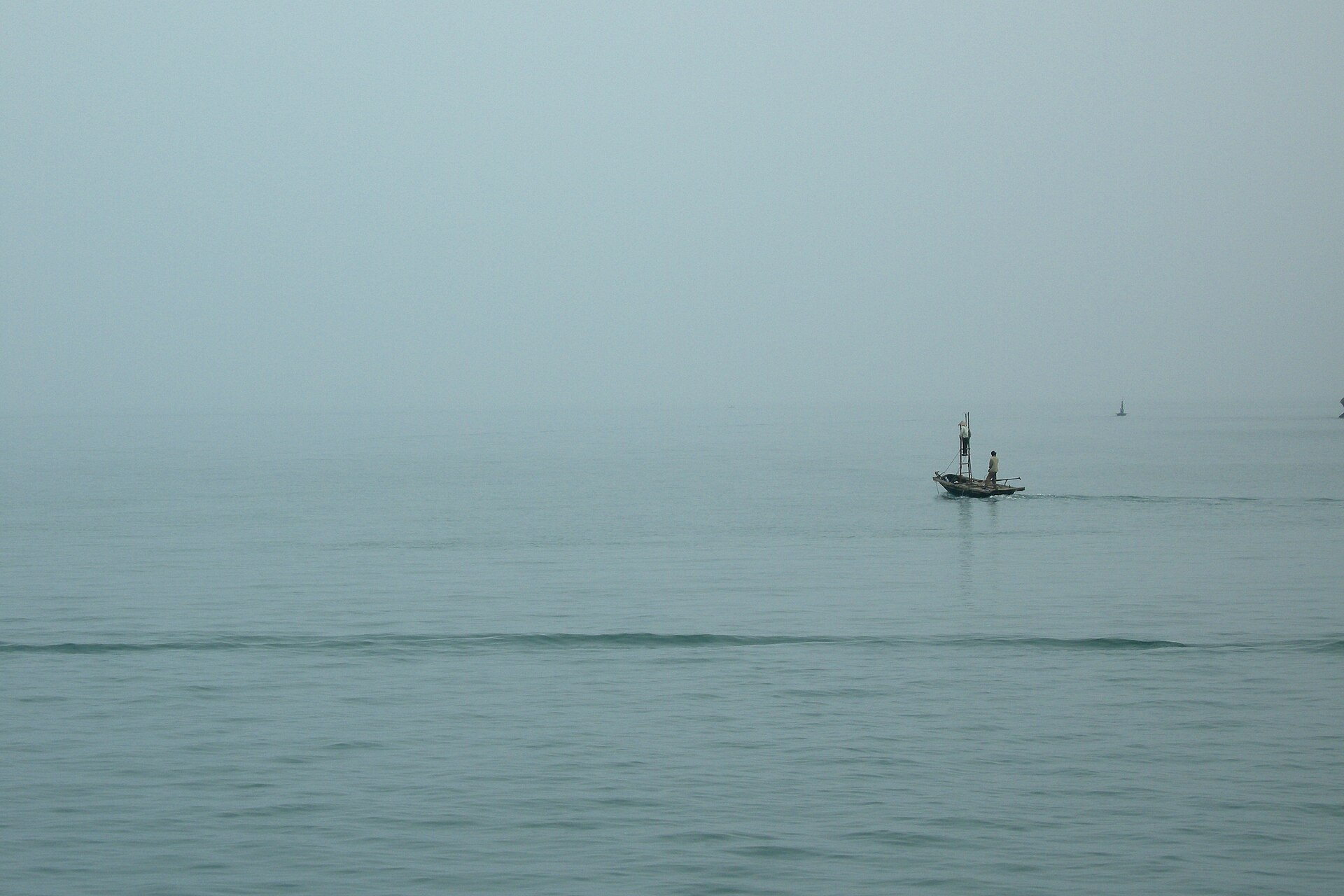 Barque de pêche dans la baie d'Along